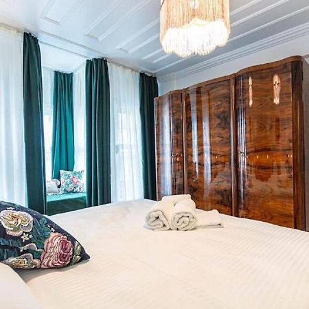Historical 4-Br Home Steps From Besiktas Stadium & Bosphorus Views - Prime Nisantasi Location! อิสตันบูล ภายนอก รูปภาพ