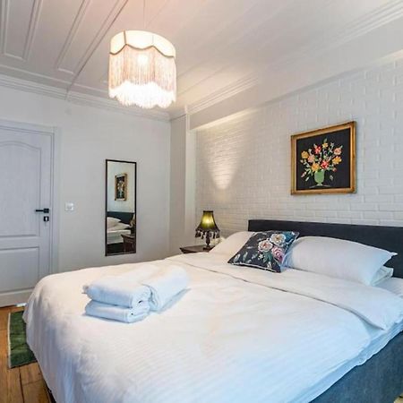 Historical 4-Br Home Steps From Besiktas Stadium & Bosphorus Views - Prime Nisantasi Location! อิสตันบูล ภายนอก รูปภาพ