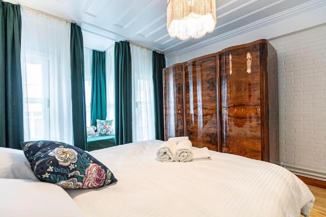 Historical 4-Br Home Steps From Besiktas Stadium & Bosphorus Views - Prime Nisantasi Location! อิสตันบูล ภายนอก รูปภาพ