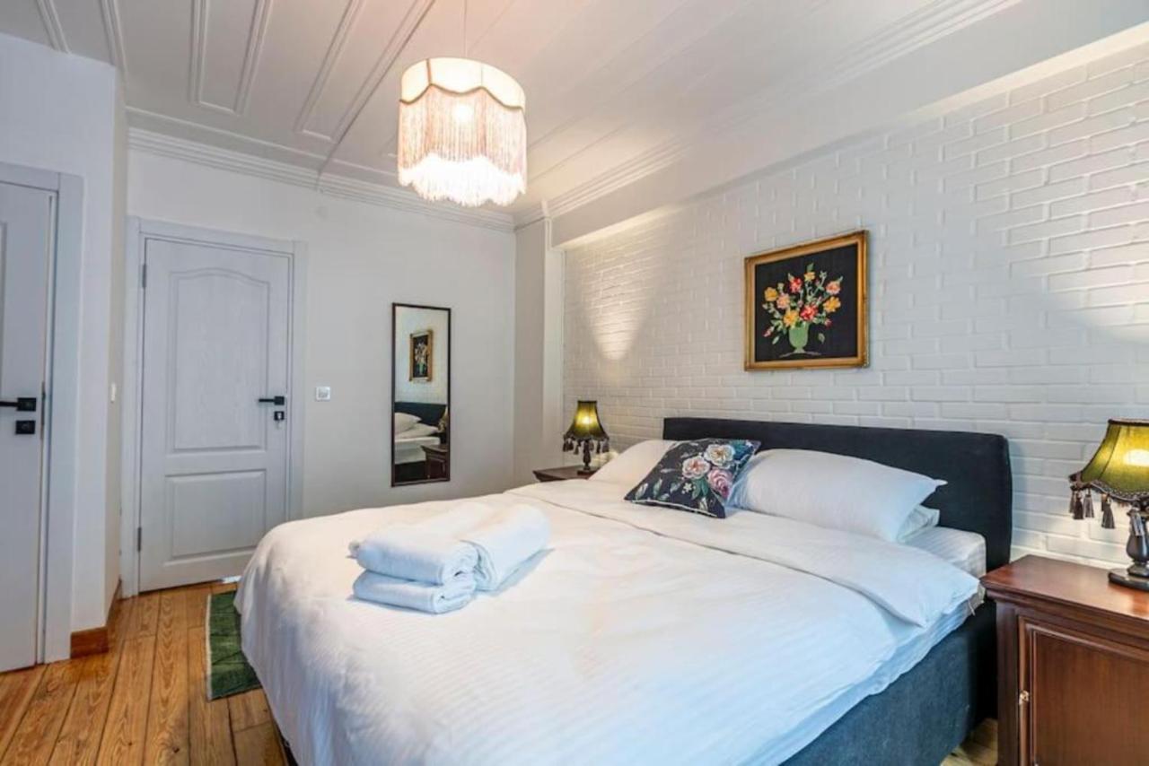 Historical 4-Br Home Steps From Besiktas Stadium & Bosphorus Views - Prime Nisantasi Location! อิสตันบูล ภายนอก รูปภาพ