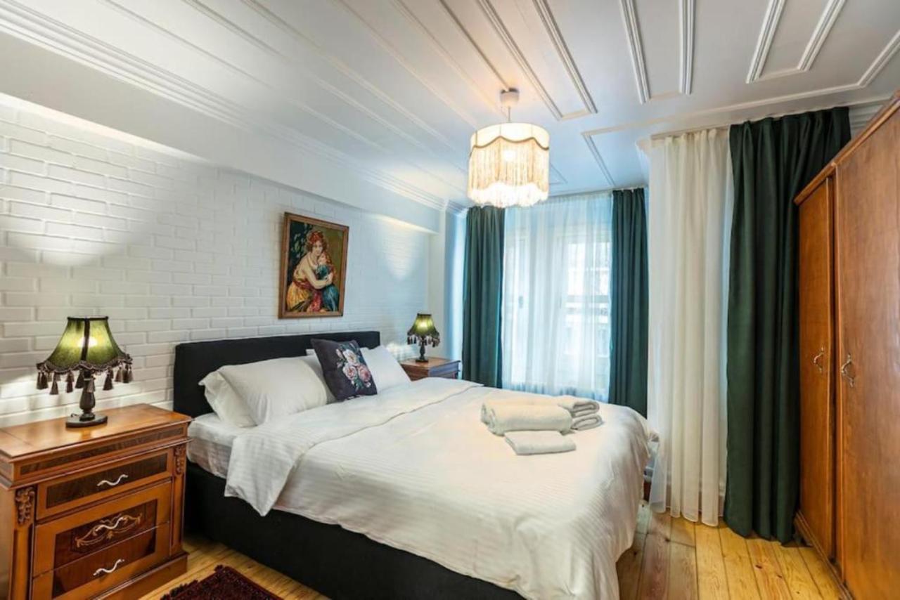 Historical 4-Br Home Steps From Besiktas Stadium & Bosphorus Views - Prime Nisantasi Location! อิสตันบูล ภายนอก รูปภาพ