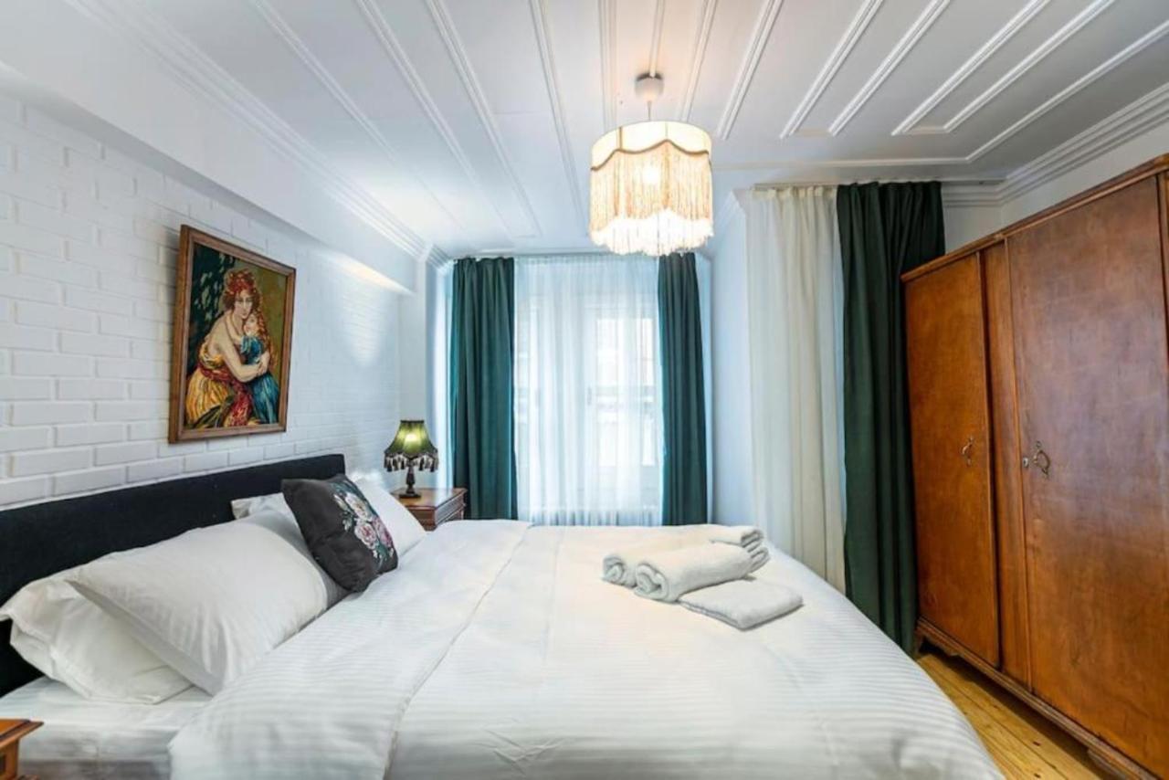 Historical 4-Br Home Steps From Besiktas Stadium & Bosphorus Views - Prime Nisantasi Location! อิสตันบูล ภายนอก รูปภาพ