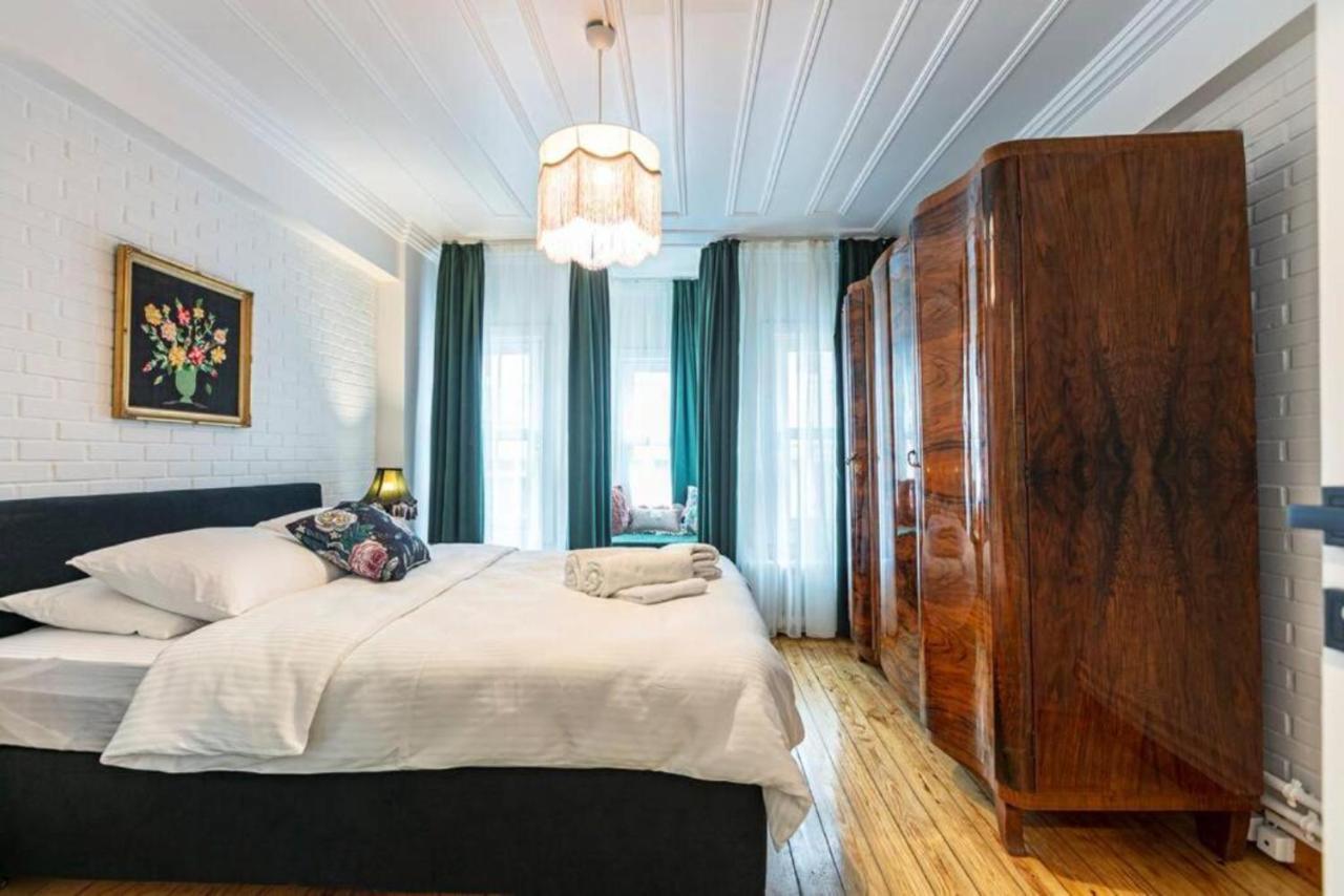 Historical 4-Br Home Steps From Besiktas Stadium & Bosphorus Views - Prime Nisantasi Location! อิสตันบูล ภายนอก รูปภาพ