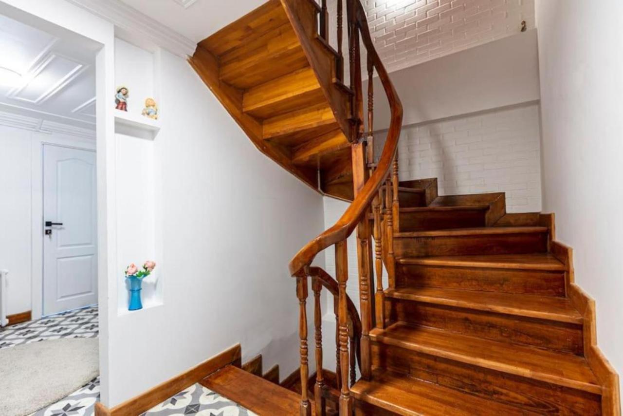 Historical 4-Br Home Steps From Besiktas Stadium & Bosphorus Views - Prime Nisantasi Location! อิสตันบูล ภายนอก รูปภาพ