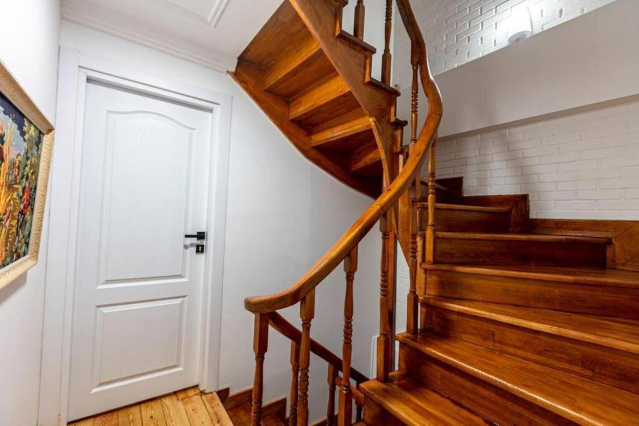 Historical 4-Br Home Steps From Besiktas Stadium & Bosphorus Views - Prime Nisantasi Location! อิสตันบูล ภายนอก รูปภาพ