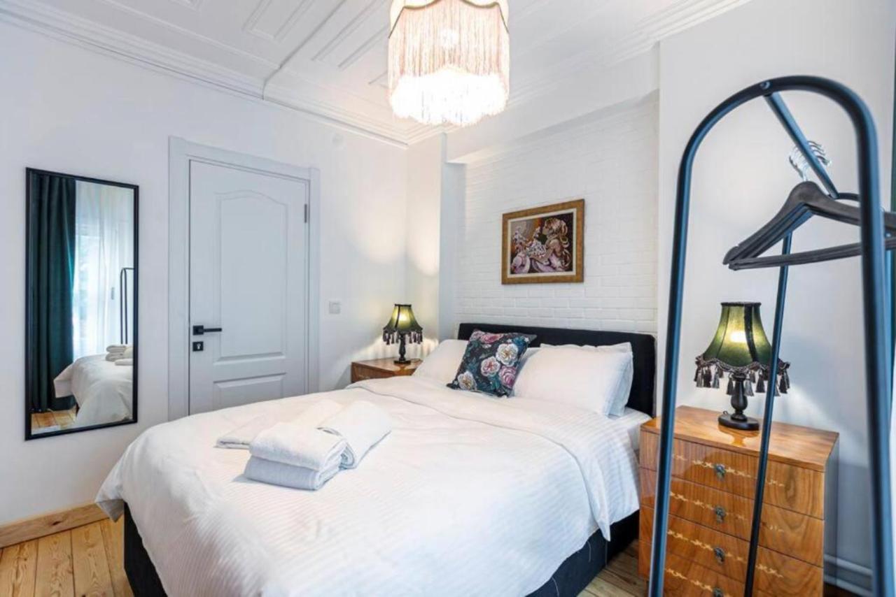 Historical 4-Br Home Steps From Besiktas Stadium & Bosphorus Views - Prime Nisantasi Location! อิสตันบูล ภายนอก รูปภาพ
