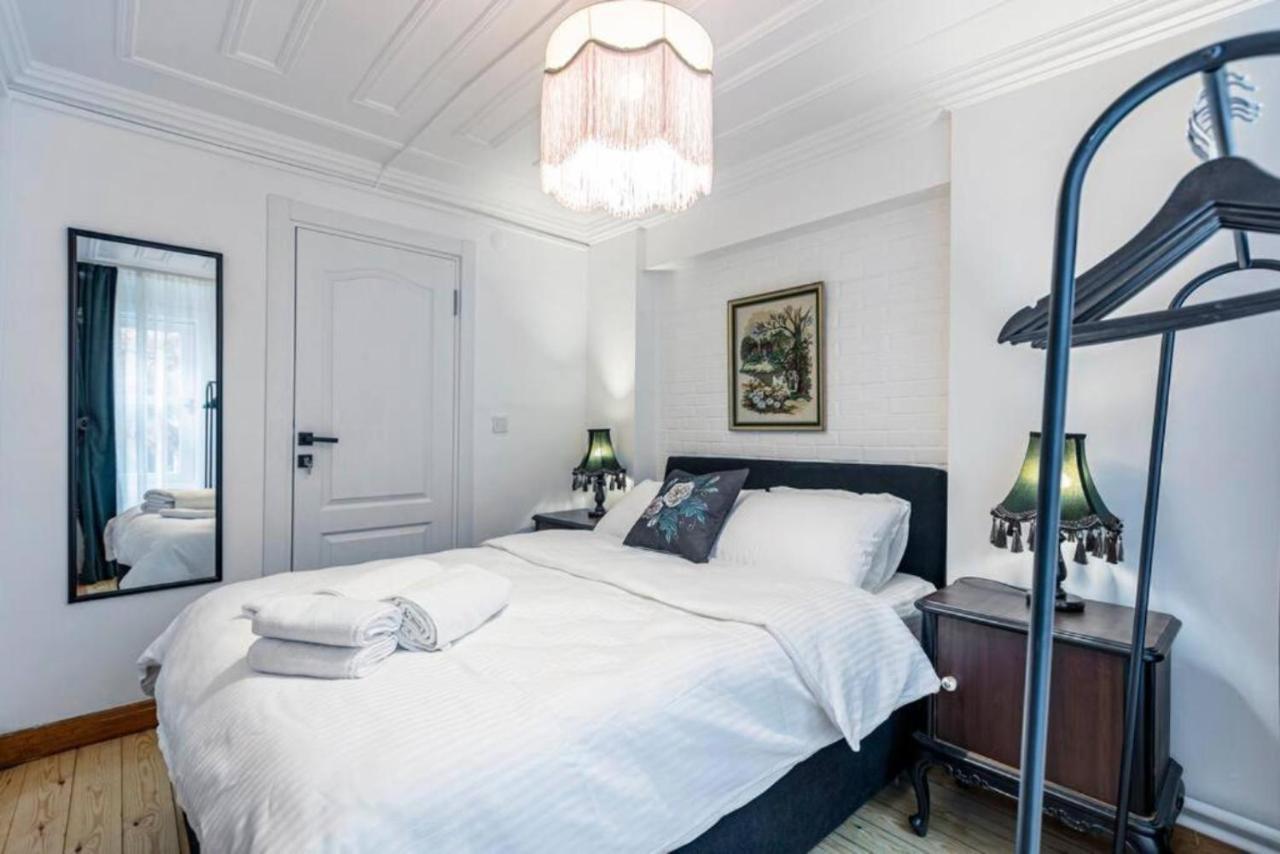 Historical 4-Br Home Steps From Besiktas Stadium & Bosphorus Views - Prime Nisantasi Location! อิสตันบูล ภายนอก รูปภาพ