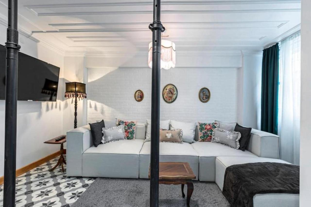 Historical 4-Br Home Steps From Besiktas Stadium & Bosphorus Views - Prime Nisantasi Location! อิสตันบูล ภายนอก รูปภาพ