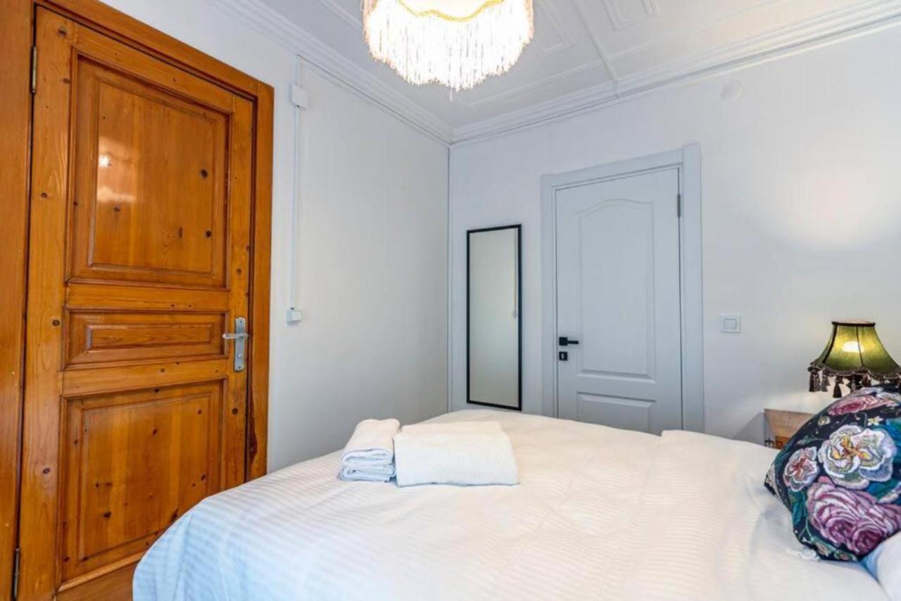 Historical 4-Br Home Steps From Besiktas Stadium & Bosphorus Views - Prime Nisantasi Location! อิสตันบูล ภายนอก รูปภาพ